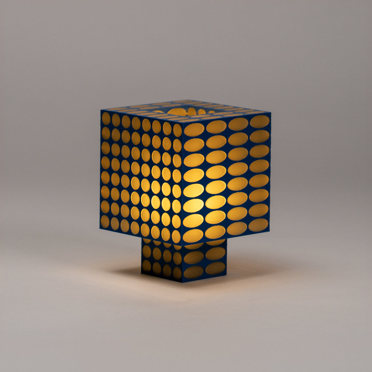 Tesser 8:3 Dots Lamp